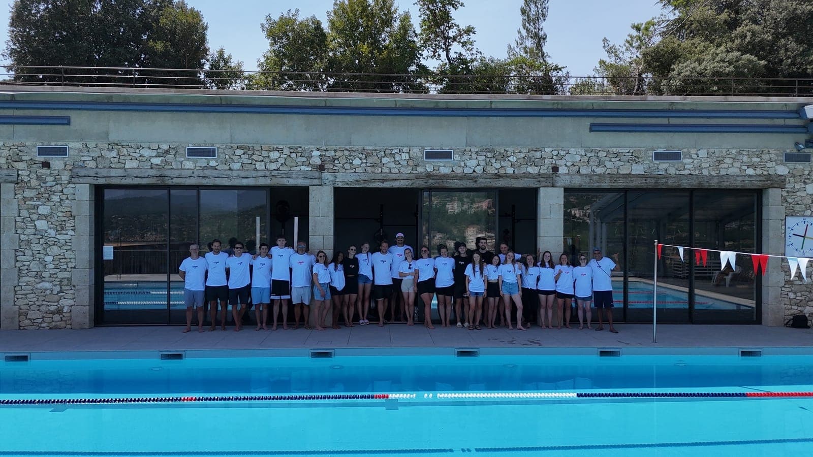 Le groupe complet d’un stage Stage 21 au bord de la piscine