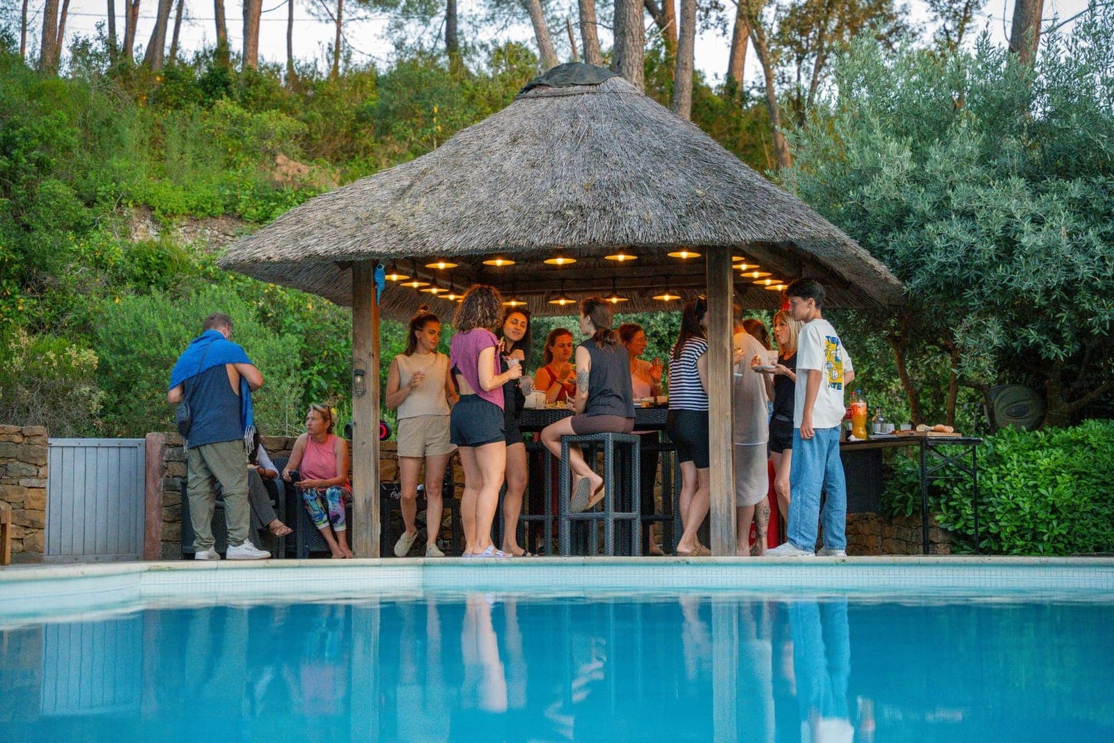 Apéritif au bord de la piscine