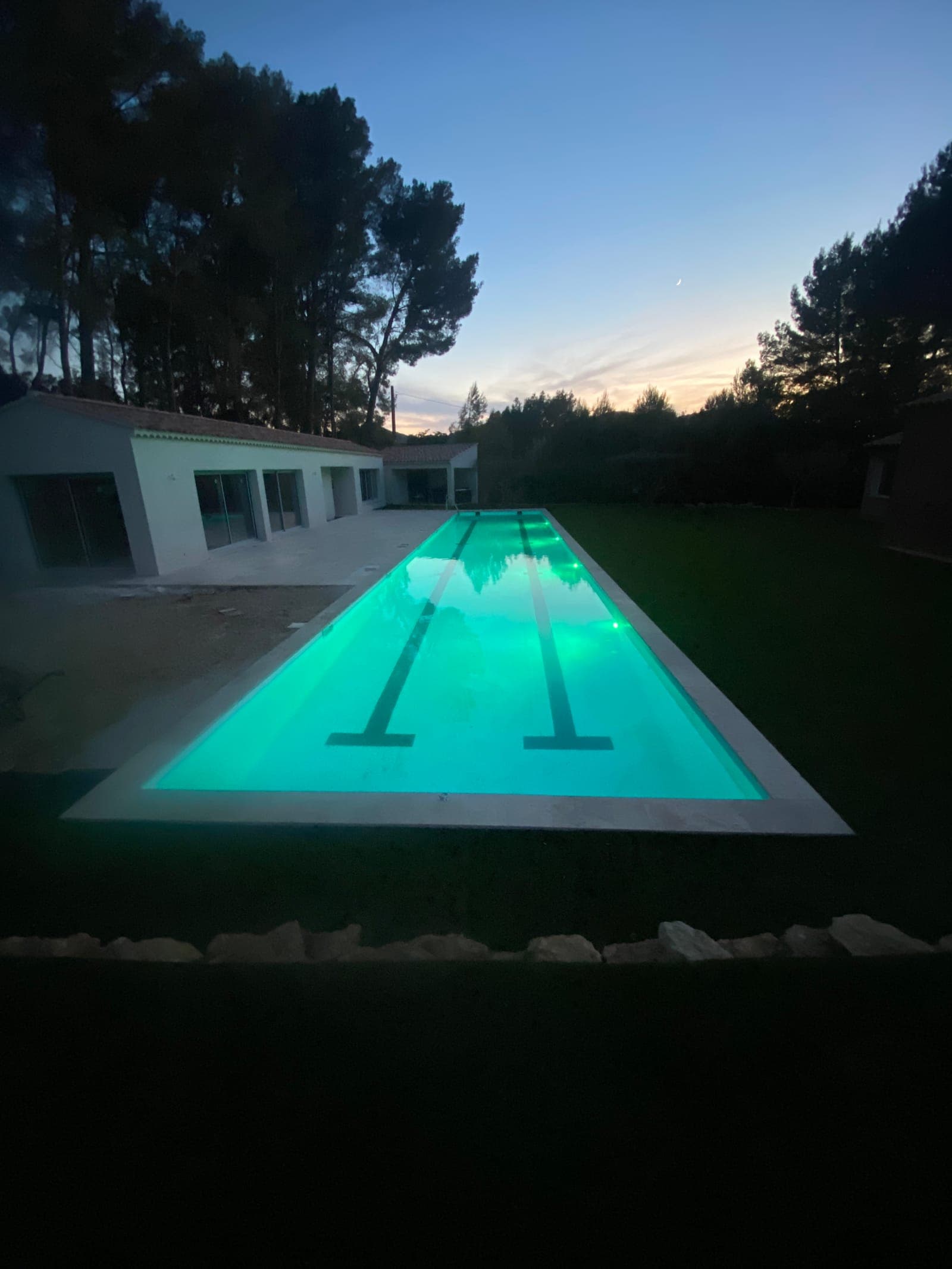 Le bassin éclairé à la tombée de la nuit