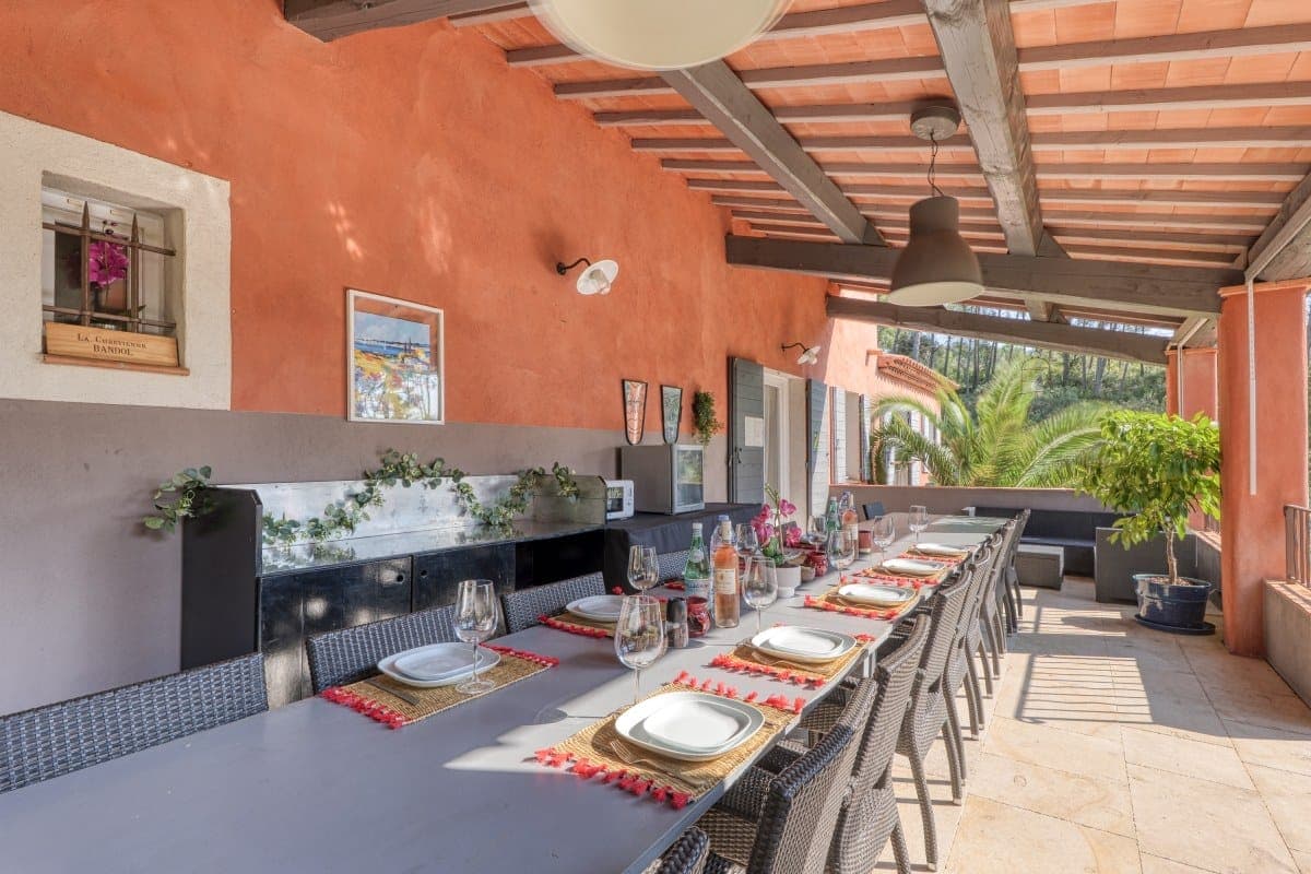 La terrasse couverte et sa grande table