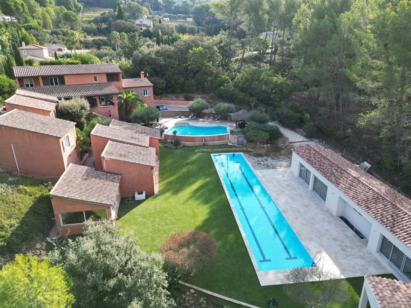 Vue aérienne de La Maison du Castellet, de son jardin et de son bassin de nage